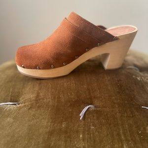 GAP Brown suede clogs